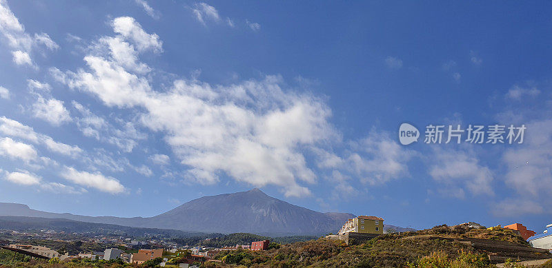 海滨城市，背景是El Teide火山